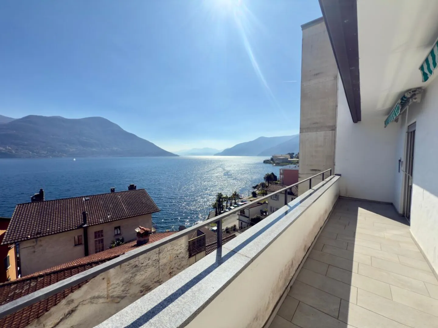 Appartamento molto luminoso di 4,5 locali con vista da sogno, ascensore e balcone. - Foto 1 di 7