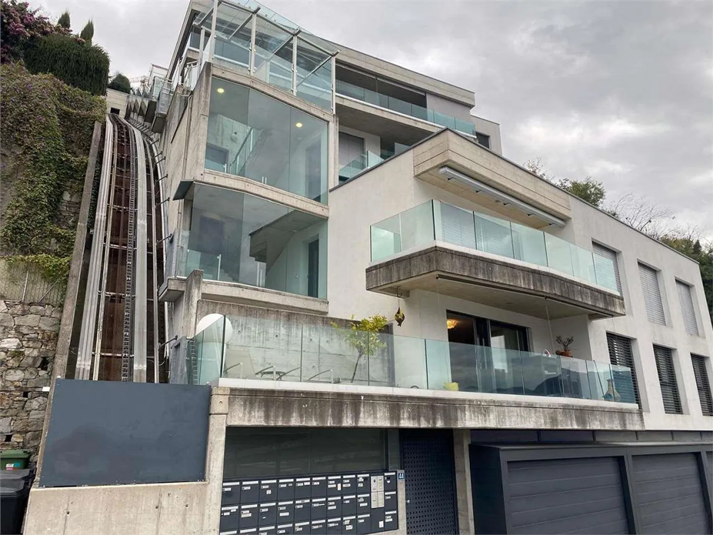 Appartamento moderno con vista lago - Foto 1 di 13