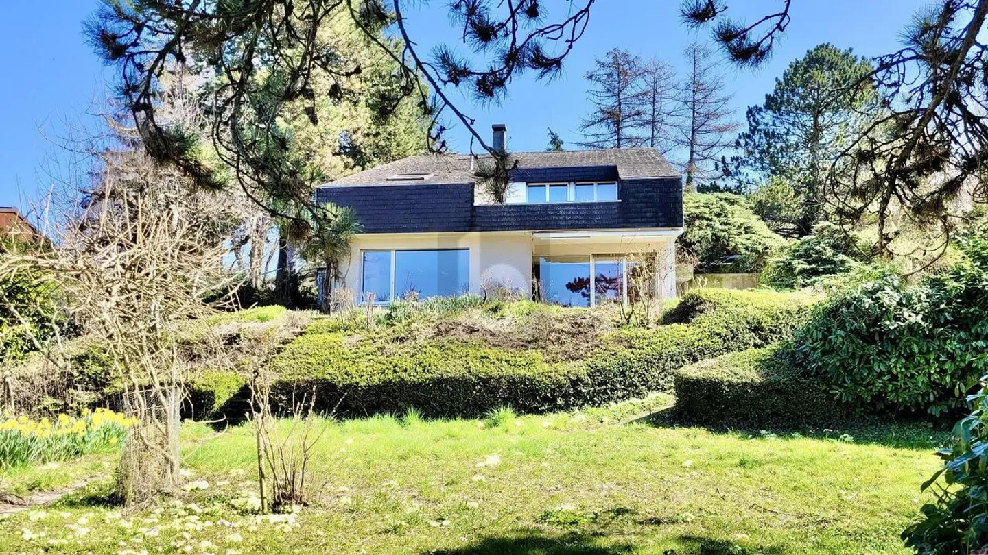 Charming Family Home with Garden - Photo 2 of 6