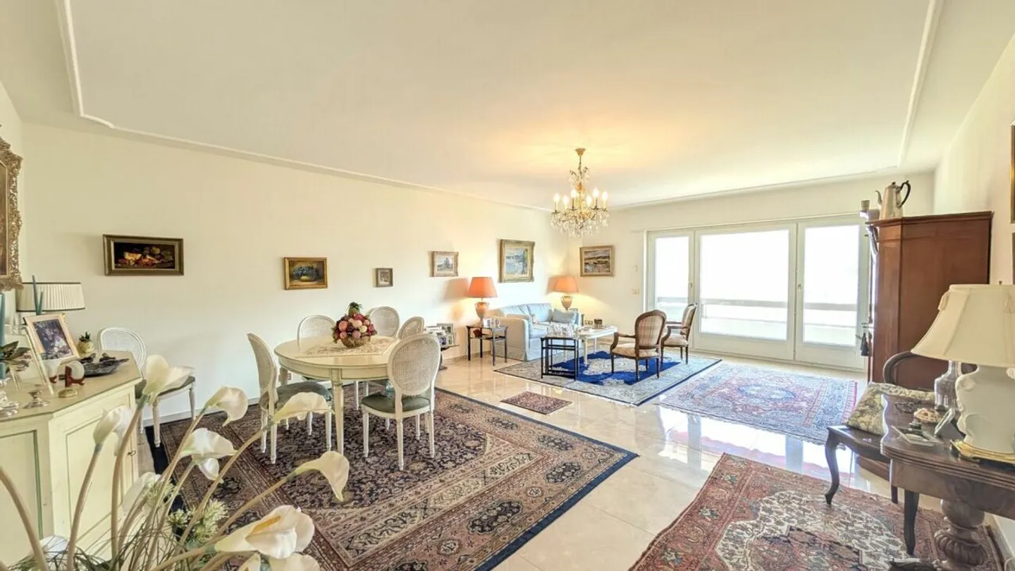 Spazi generosi e vista Lago: Comfort e prestigio in ogni dettaglio - Foto 1 di 18