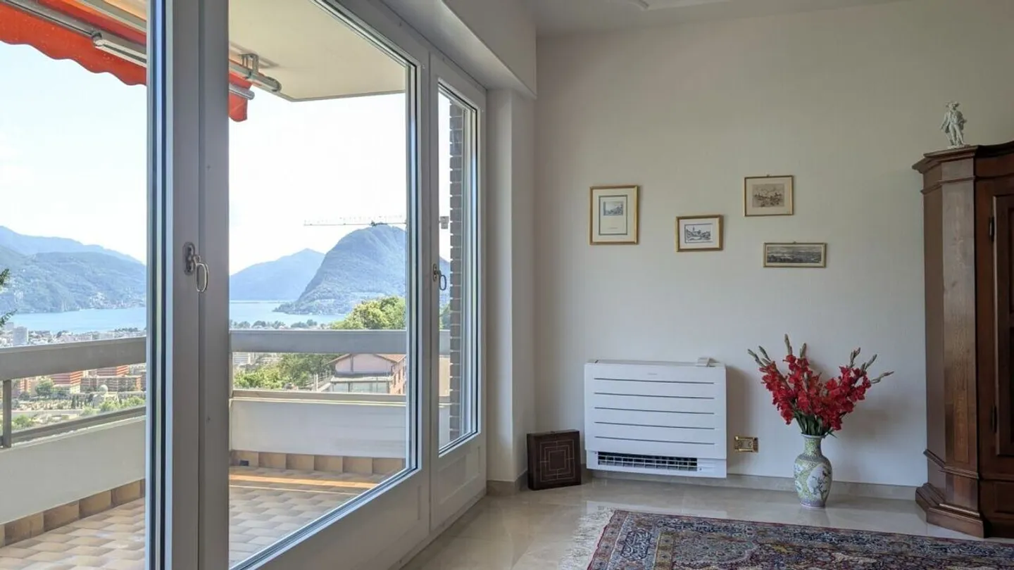 Spazi generosi e vista Lago: Comfort e prestigio in ogni dettaglio - Foto 3 di 18