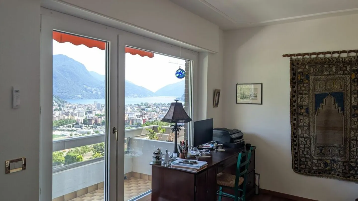Spazi generosi e vista Lago: Comfort e prestigio in ogni dettaglio - Foto 2 di 18