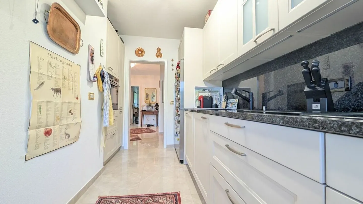 Spazi generosi e vista Lago: Comfort e prestigio in ogni dettaglio - Foto 8 di 18