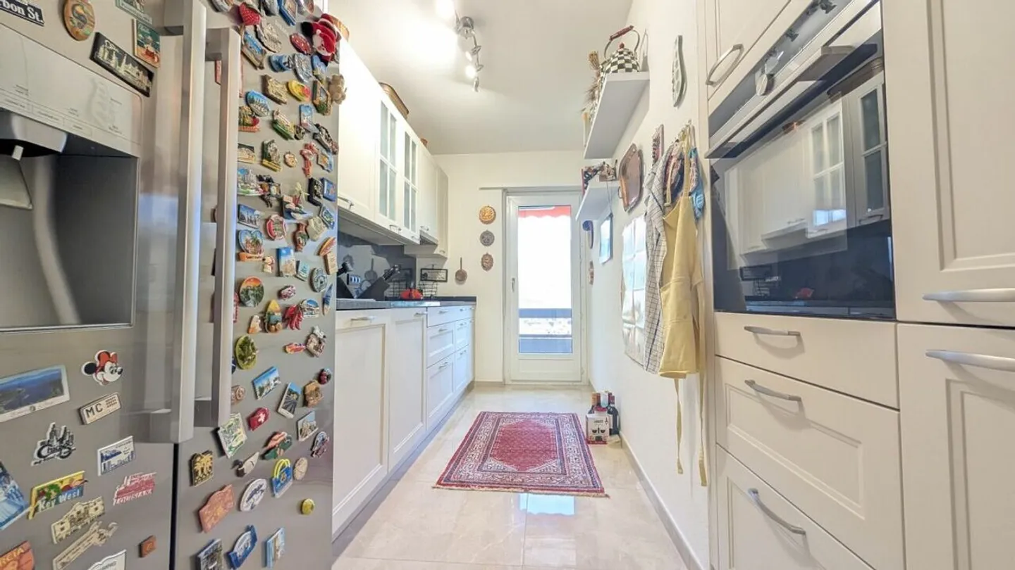 Spazi generosi e vista Lago: Comfort e prestigio in ogni dettaglio - Foto 9 di 18