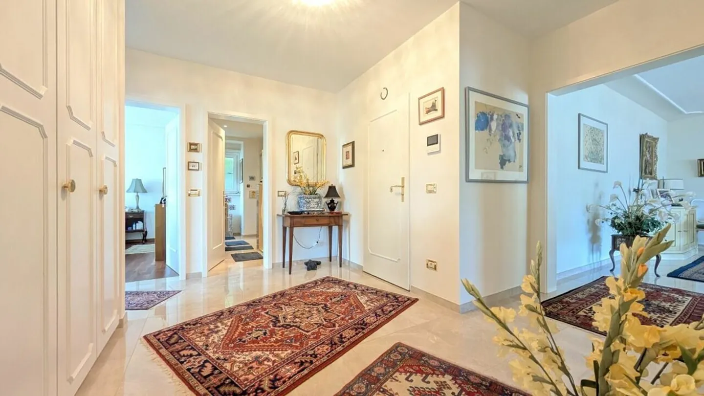 Spazi generosi e vista Lago: Comfort e prestigio in ogni dettaglio - Foto 10 di 18