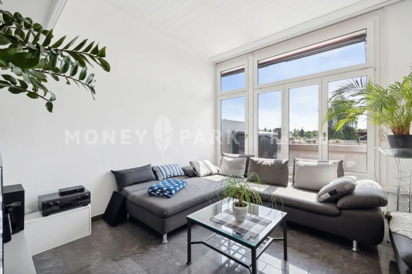 Exclusive 4.5-room terrace apartment with pool - Photo 4 of 15