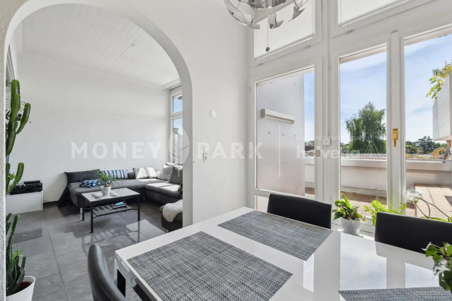 Exclusive 4.5-room terrace apartment with pool - Photo 3 of 15