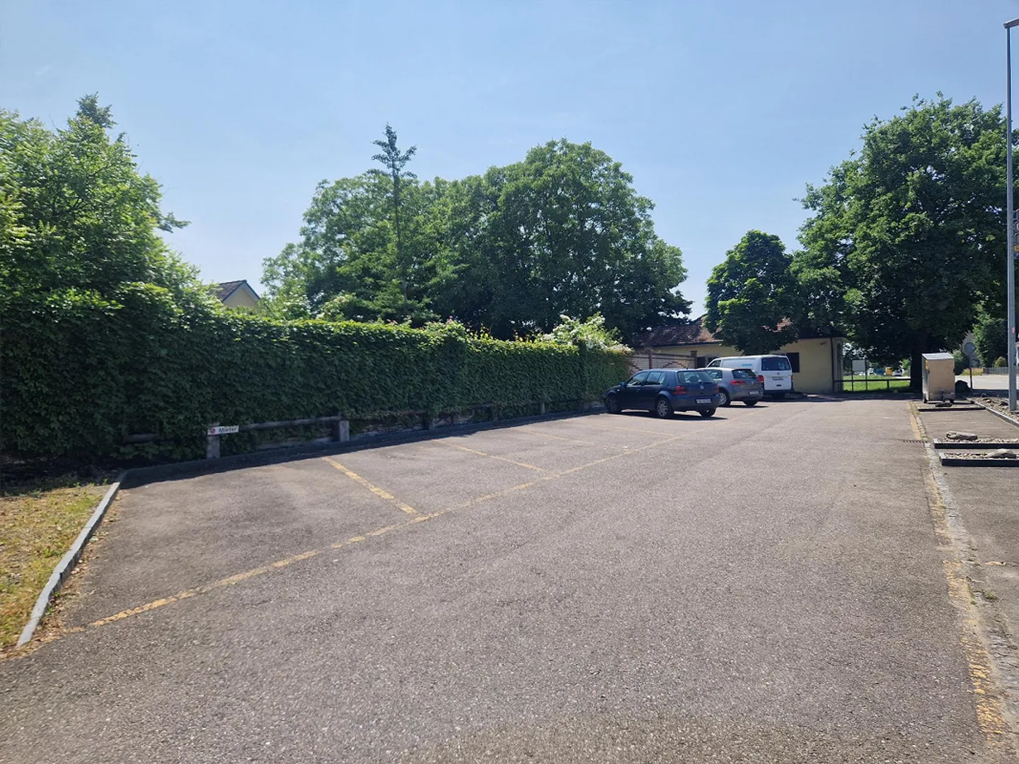 Parking spaces for rent in a prime location - also suitable for trailers - Photo 1 of 4