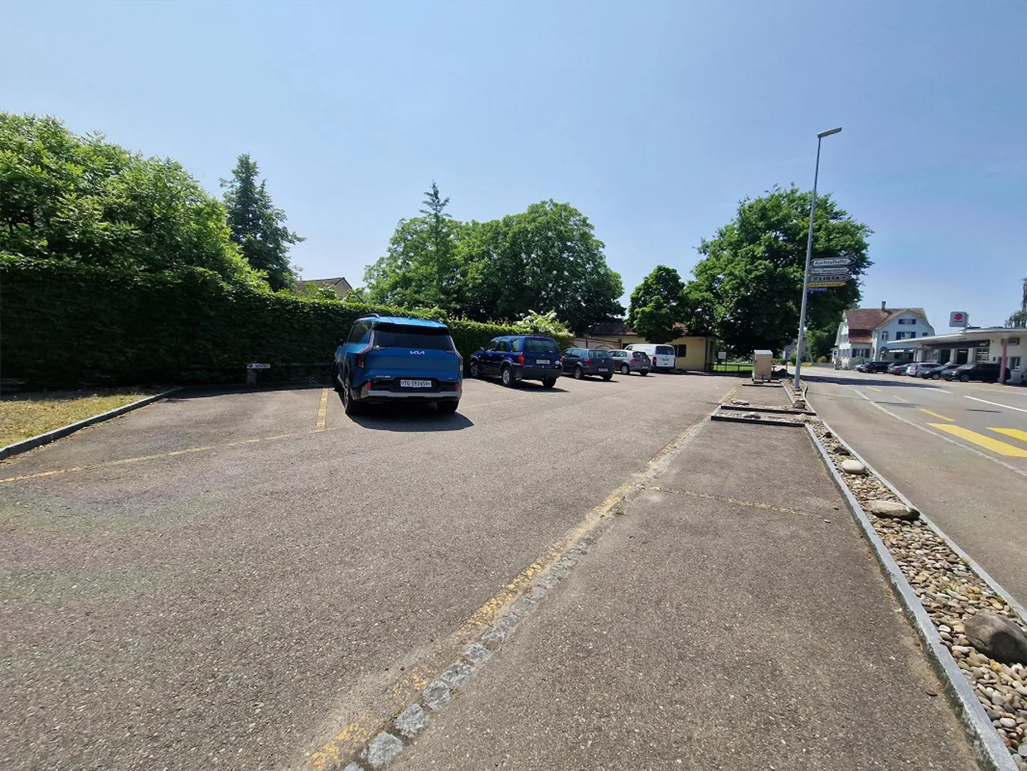 Parking spaces for rent in a prime location - also suitable for trailers - Photo 2 of 4