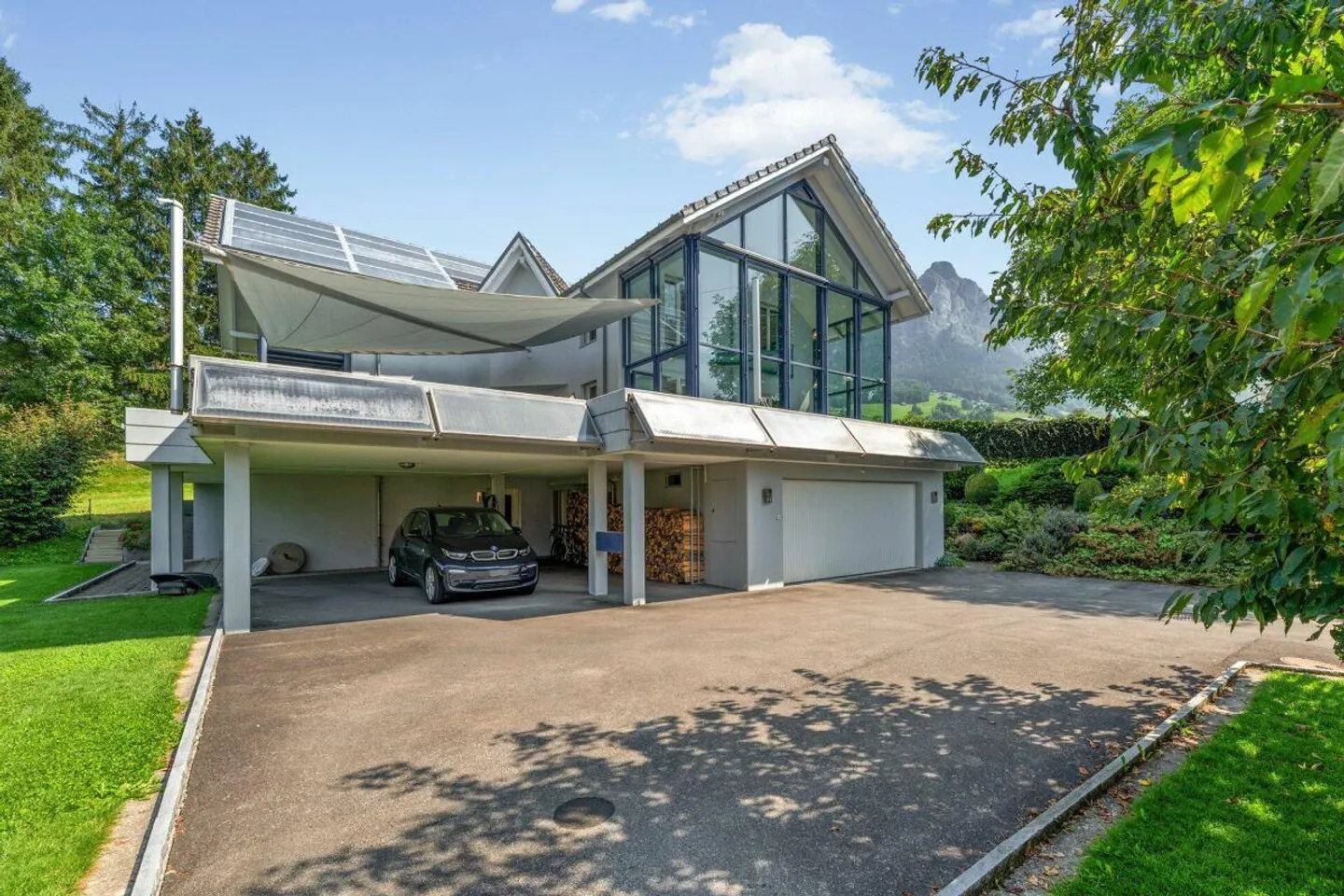 Casa unifamiliare con grande appartamento - Foto 1 di 11