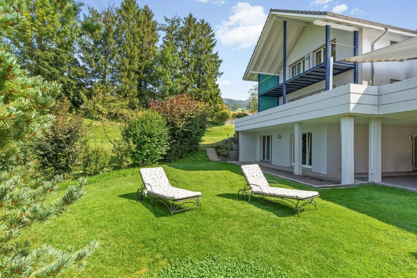 Casa unifamiliare con grande appartamento - Foto 3 di 11