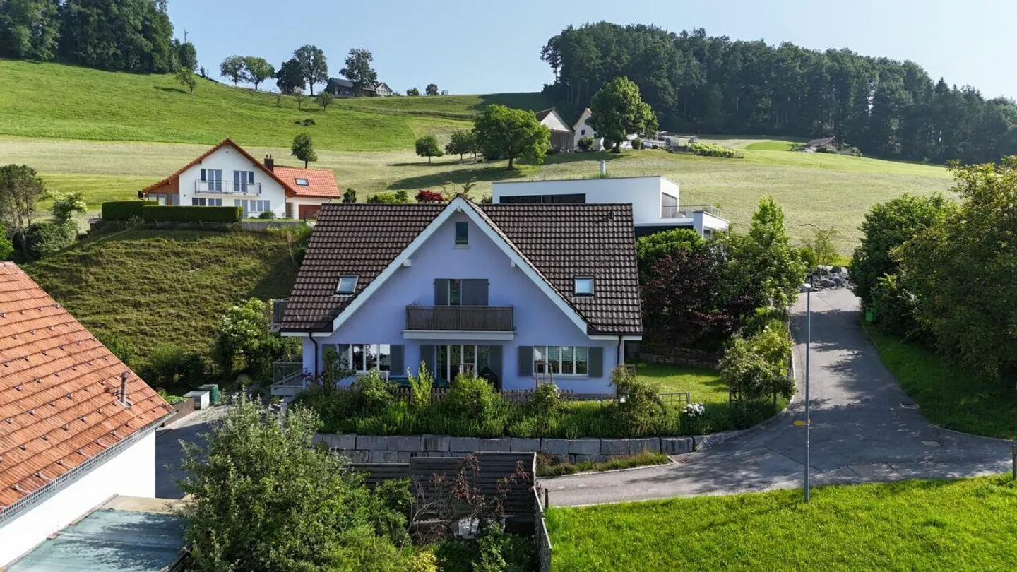 Charmantes Zweifamilienhaus mit fantastischer Aussicht - Foto 1 von 18