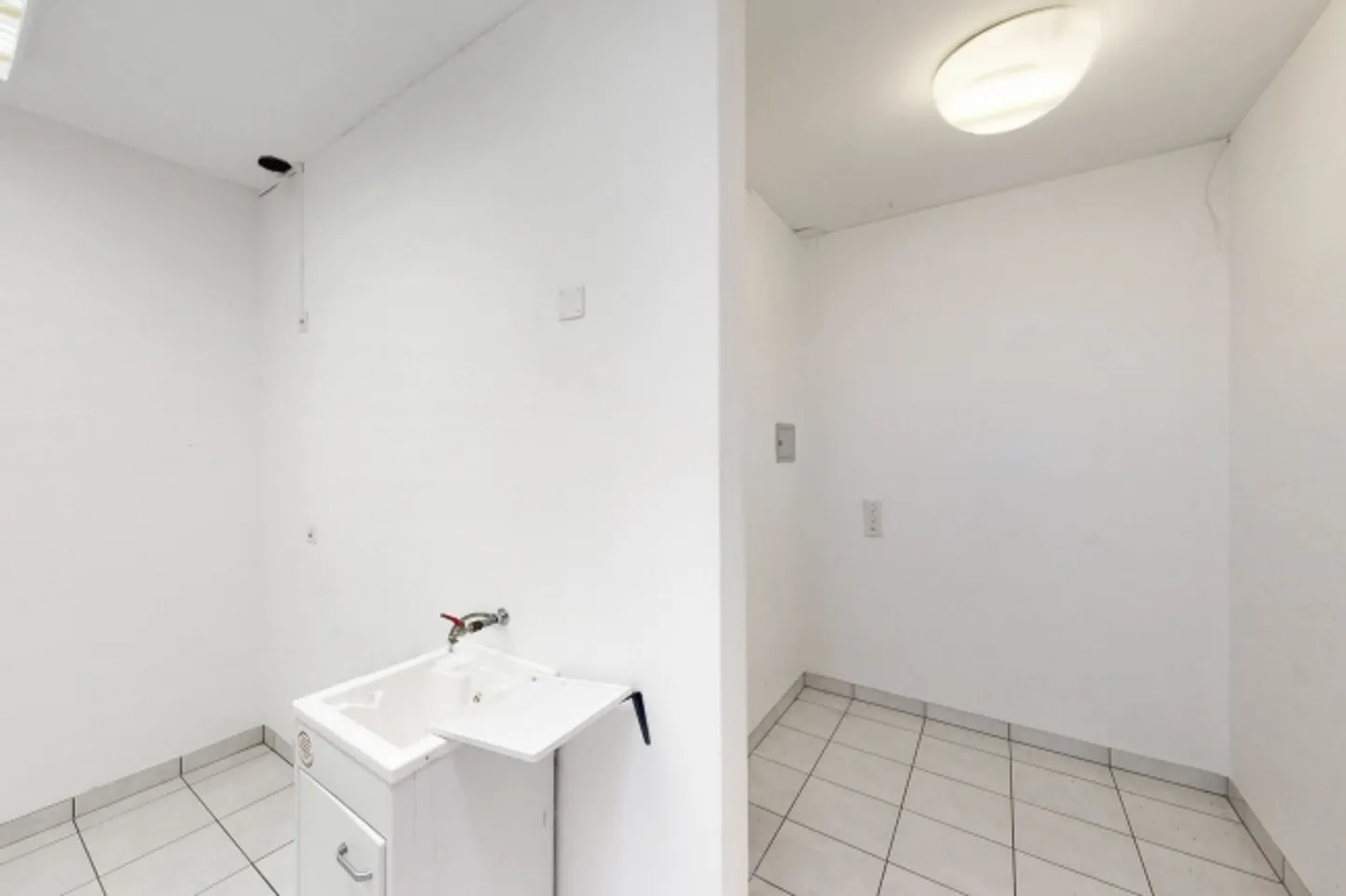 Office space for rent - Photo 7 of 11