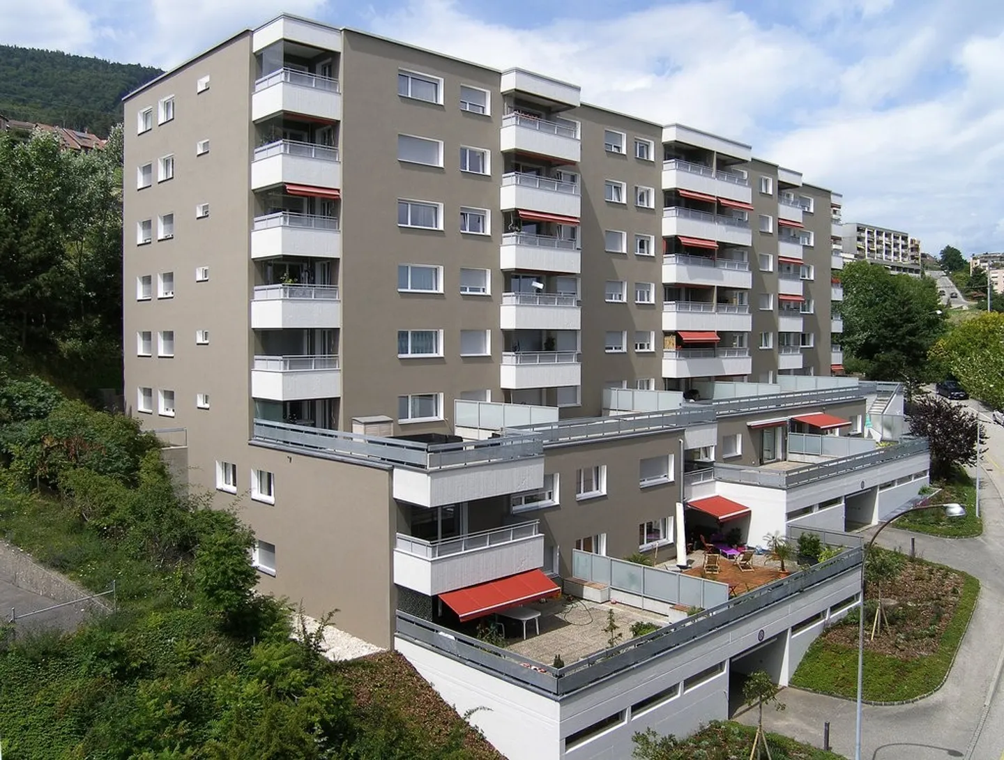 Places de parking proches des axes routiers - Photo 2 sur 2