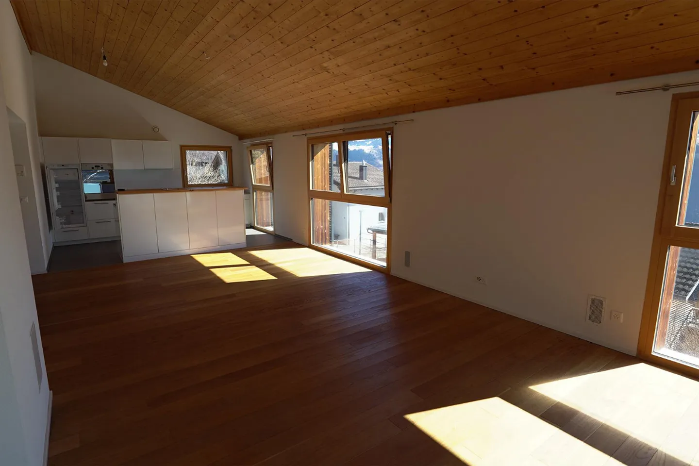Looking for a new tenant for a sunny Minergie 3.5 room attic apartment - Photo 2 of 15