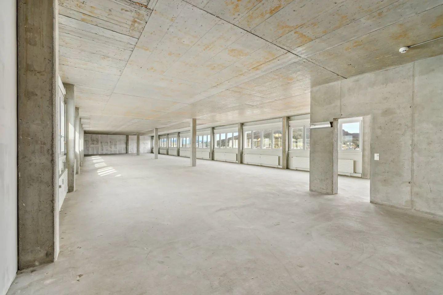 Ausserordentlich helle Fläche für individuellen Ausbau! - Foto 5 von 13