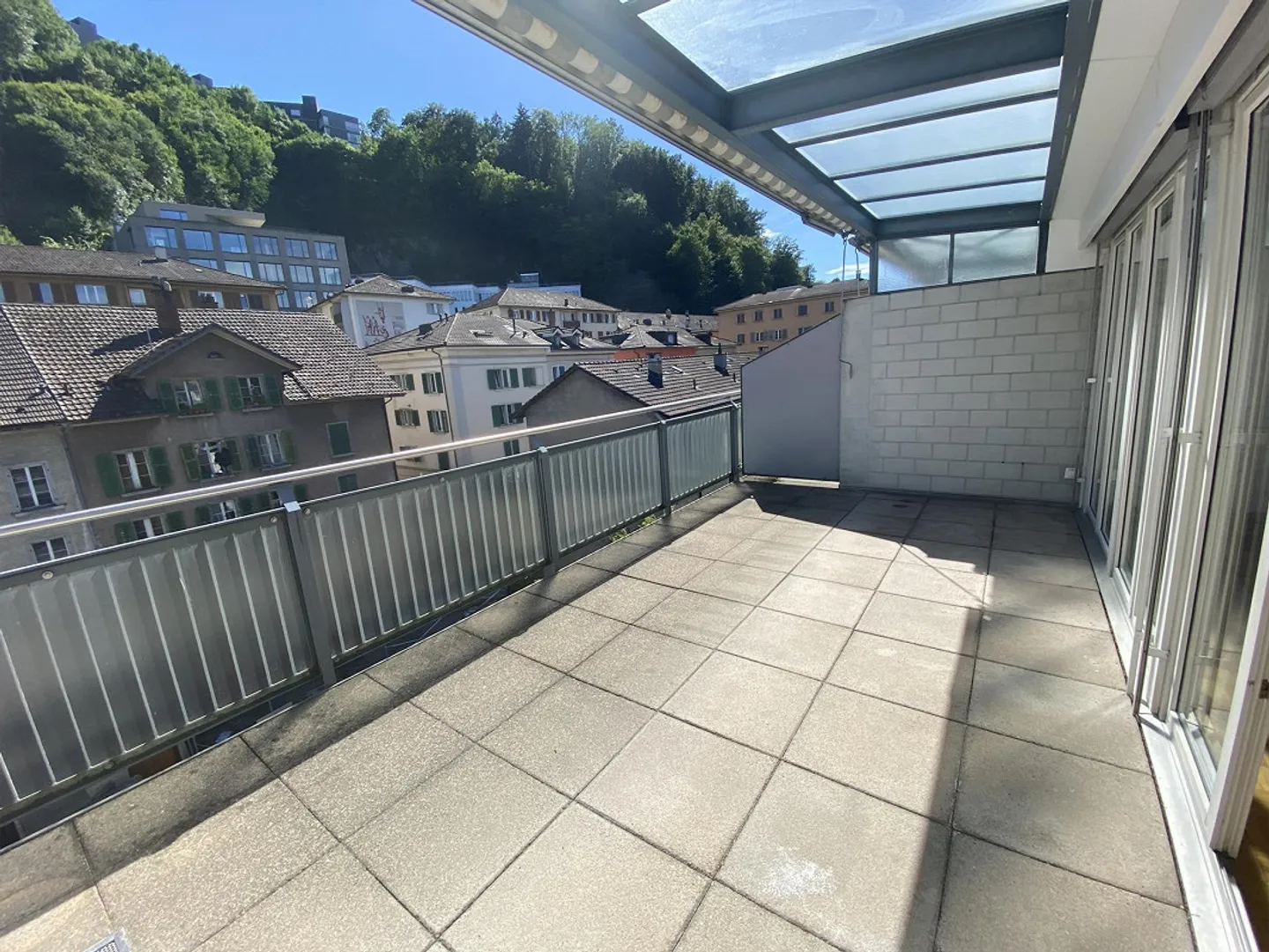 Spacious 3.5 room apartment with balcony and terrace - Photo 4 of 9