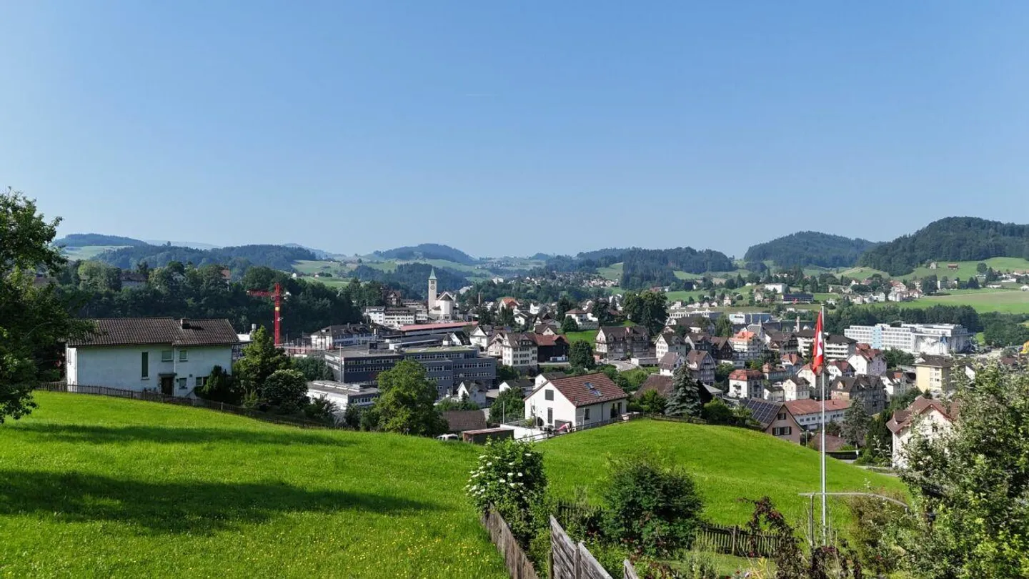Charmantes Zweifamilienhaus mit fantastischer Aussicht - Foto 3 von 18