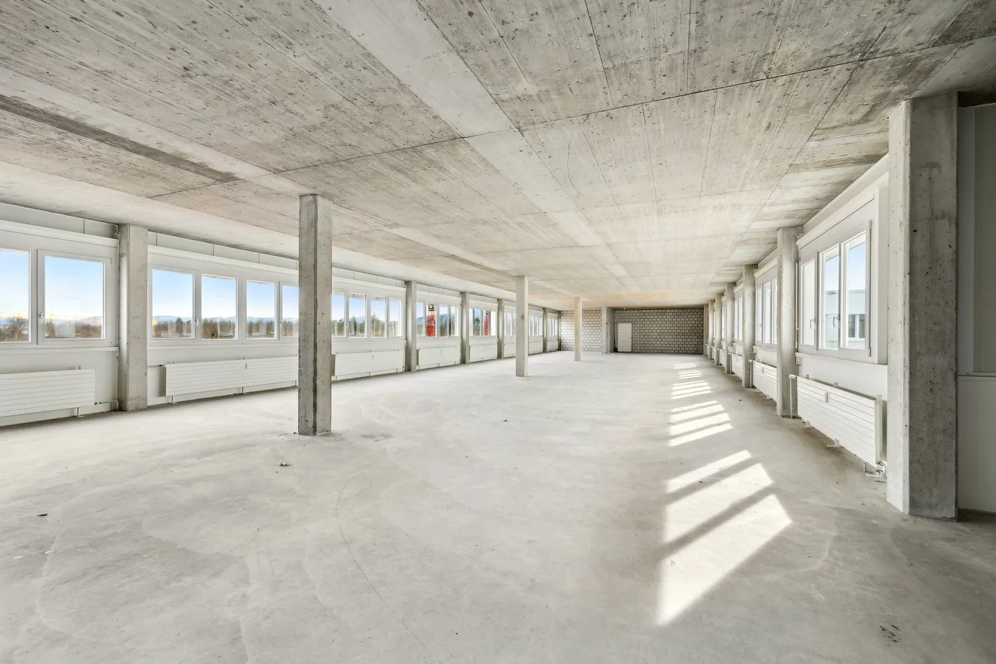 Ausserordentlich helle Fläche für individuellen Ausbau! - Foto 8 von 13