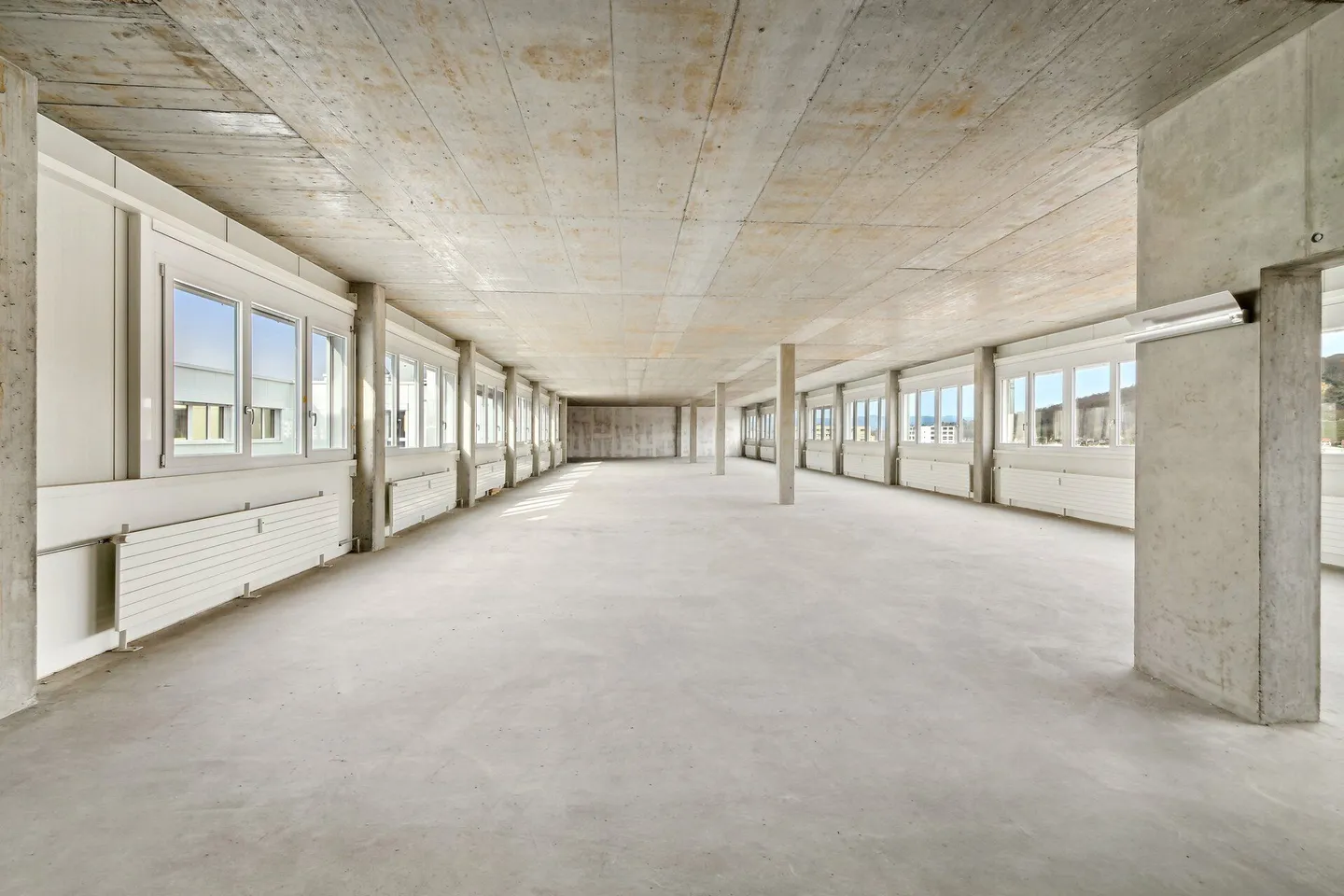 Ausserordentlich helle Fläche für individuellen Ausbau! - Foto 9 von 13