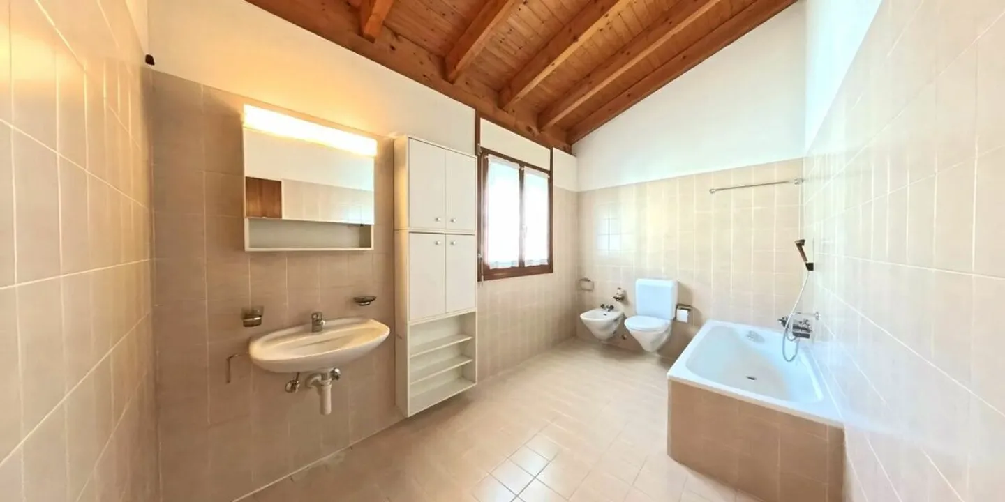 Villetta a schiera dallo stile sobrio ed elegante - Foto 9 di 11