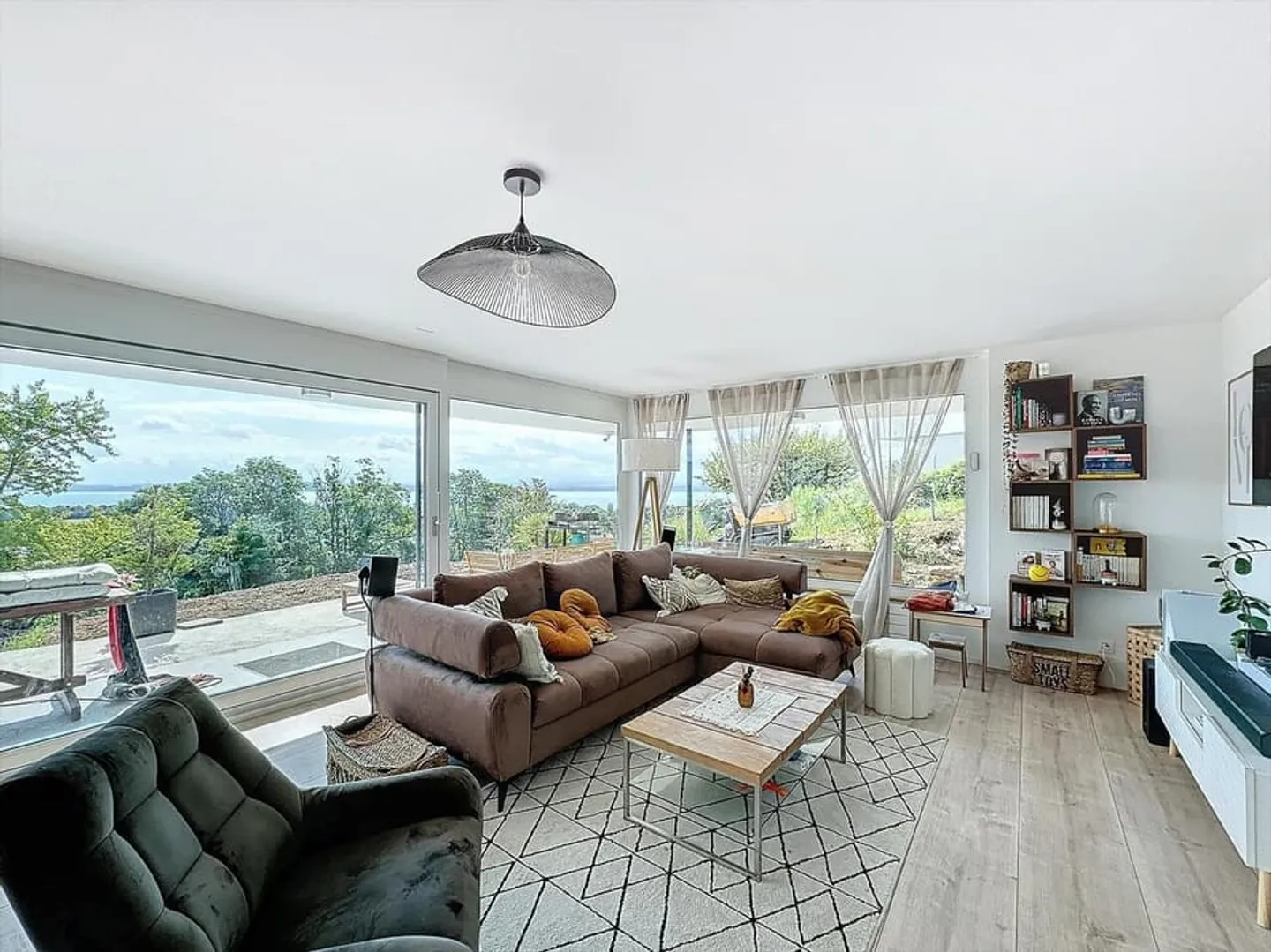 Vista lago e eleganza contemporanea con studio indipendente - Foto 1 di 6