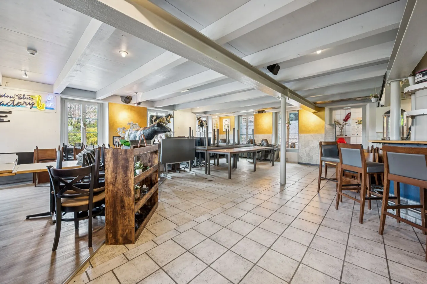 Attractive property with restaurant and large parking area - Photo 3 of 13