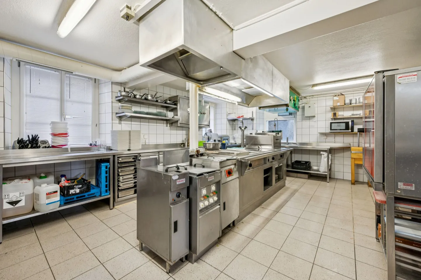 Attractive property with restaurant and large parking area - Photo 4 of 13