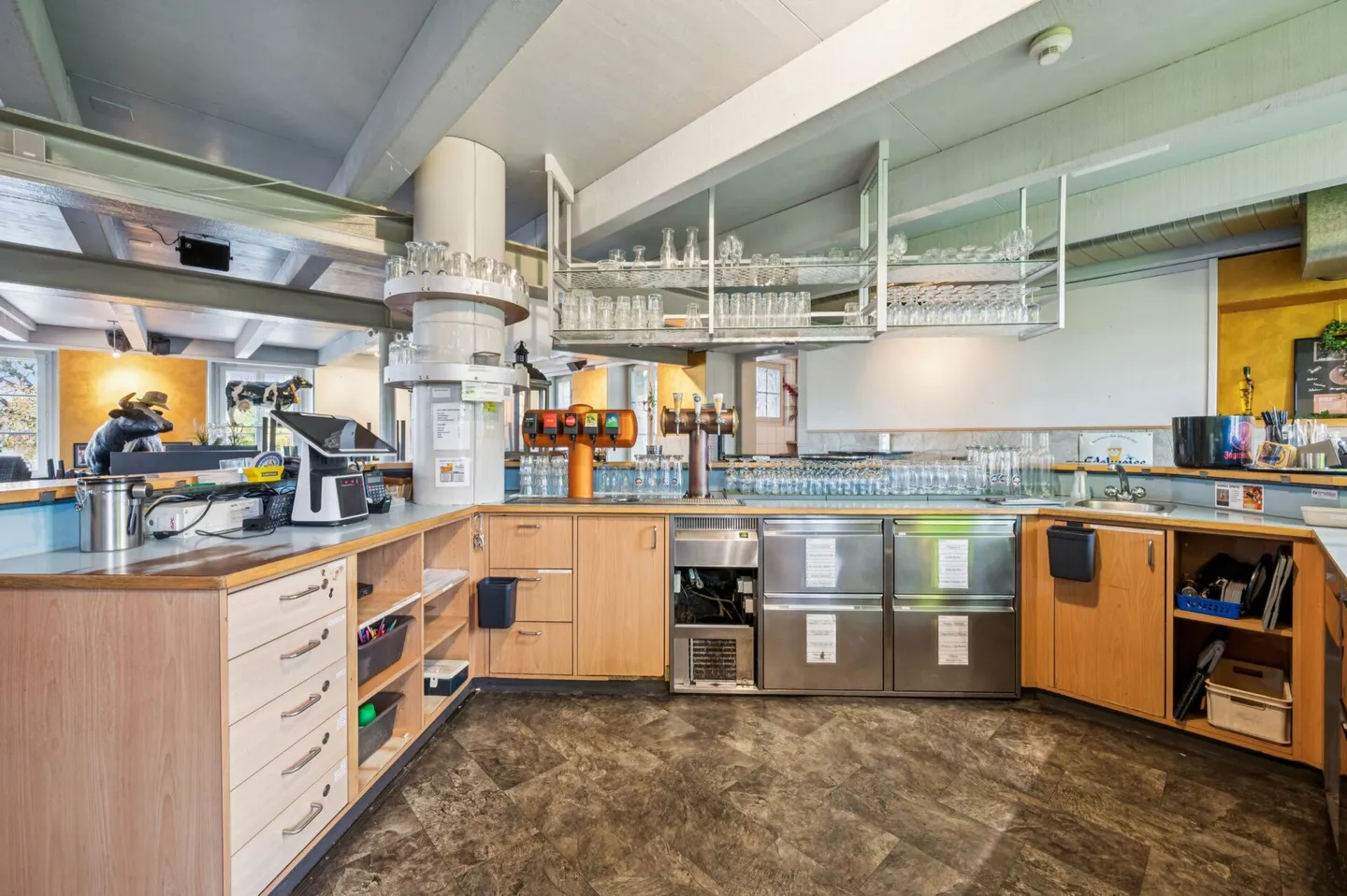 Attractive property with restaurant and large parking area - Photo 5 of 13