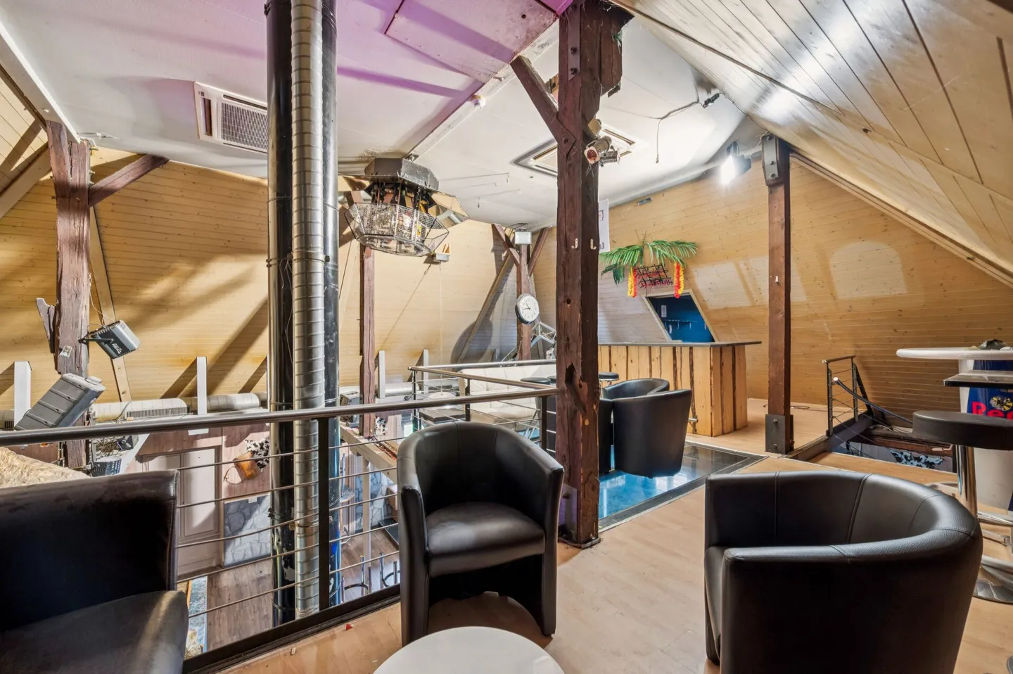 Attractive property with restaurant and large parking area - Photo 8 of 13