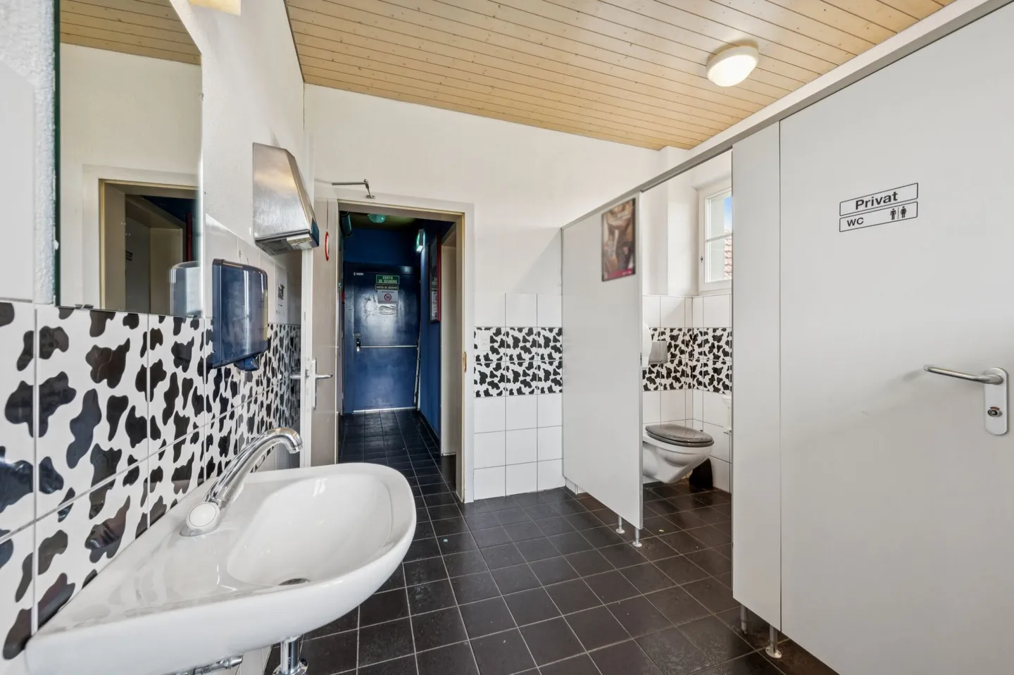 Attractive property with restaurant and large parking area - Photo 9 of 13