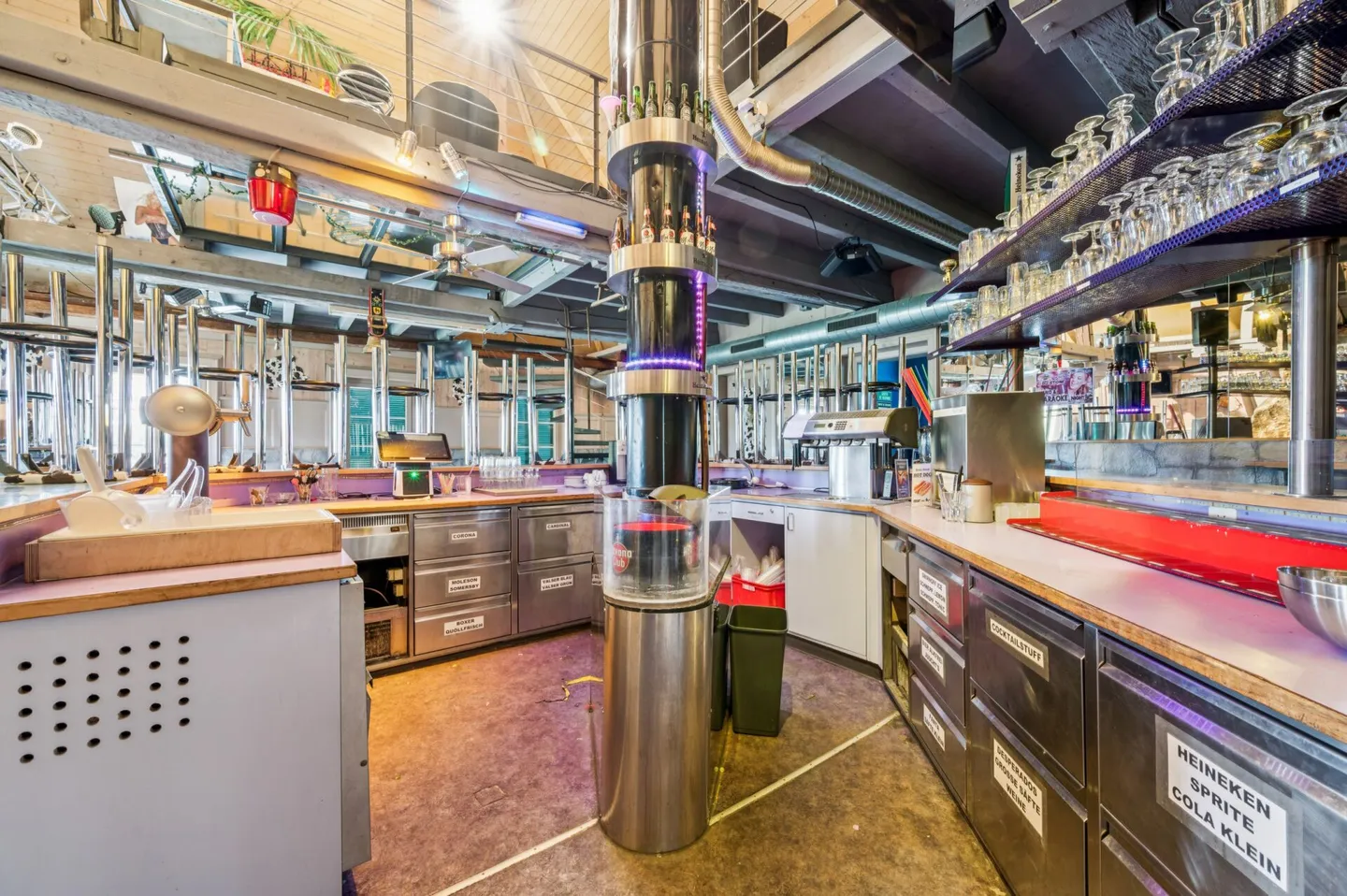 Attractive property with restaurant and large parking area - Photo 7 of 13