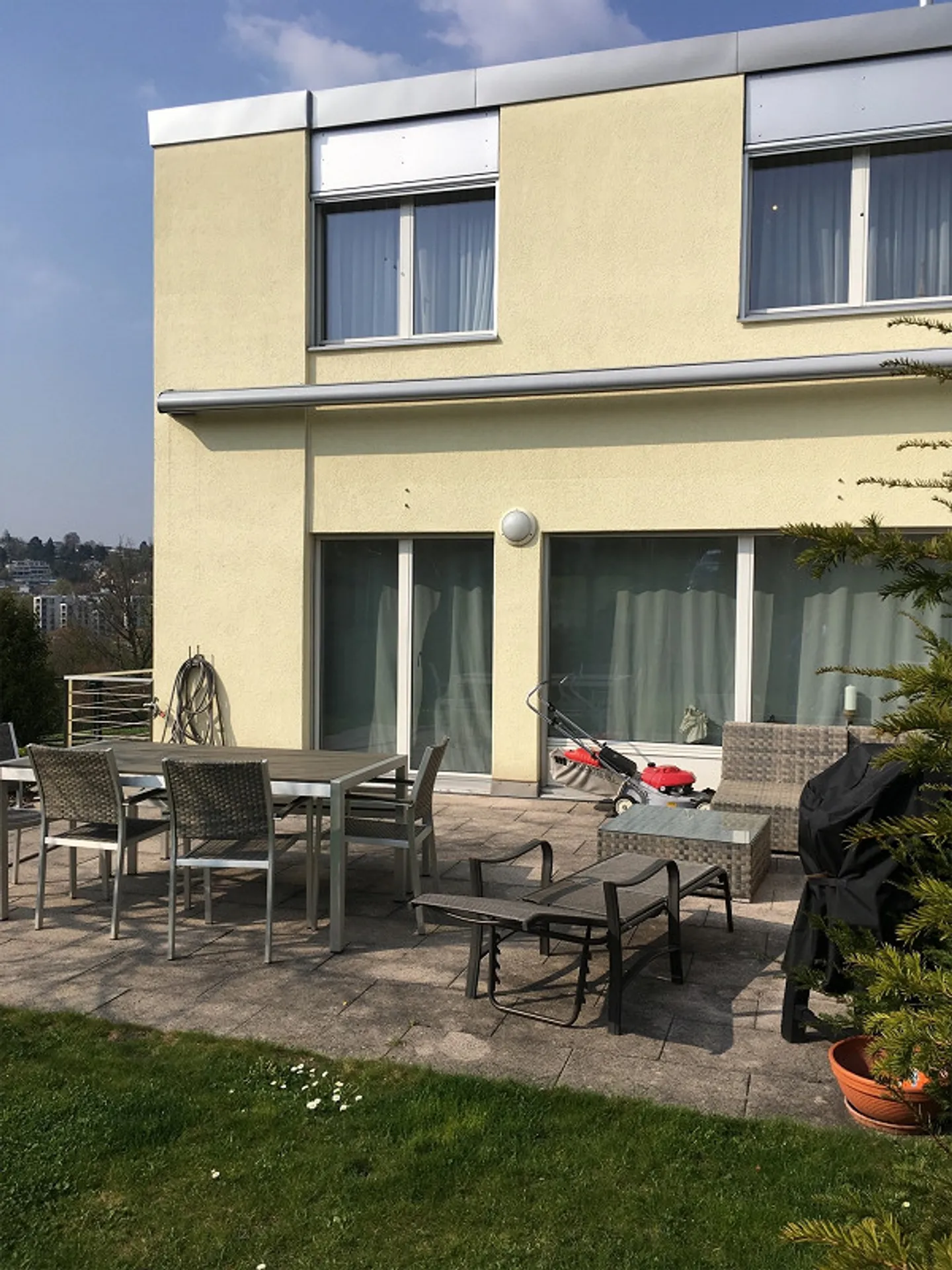 Living in a prime location in Oberwil - Photo 2 of 8
