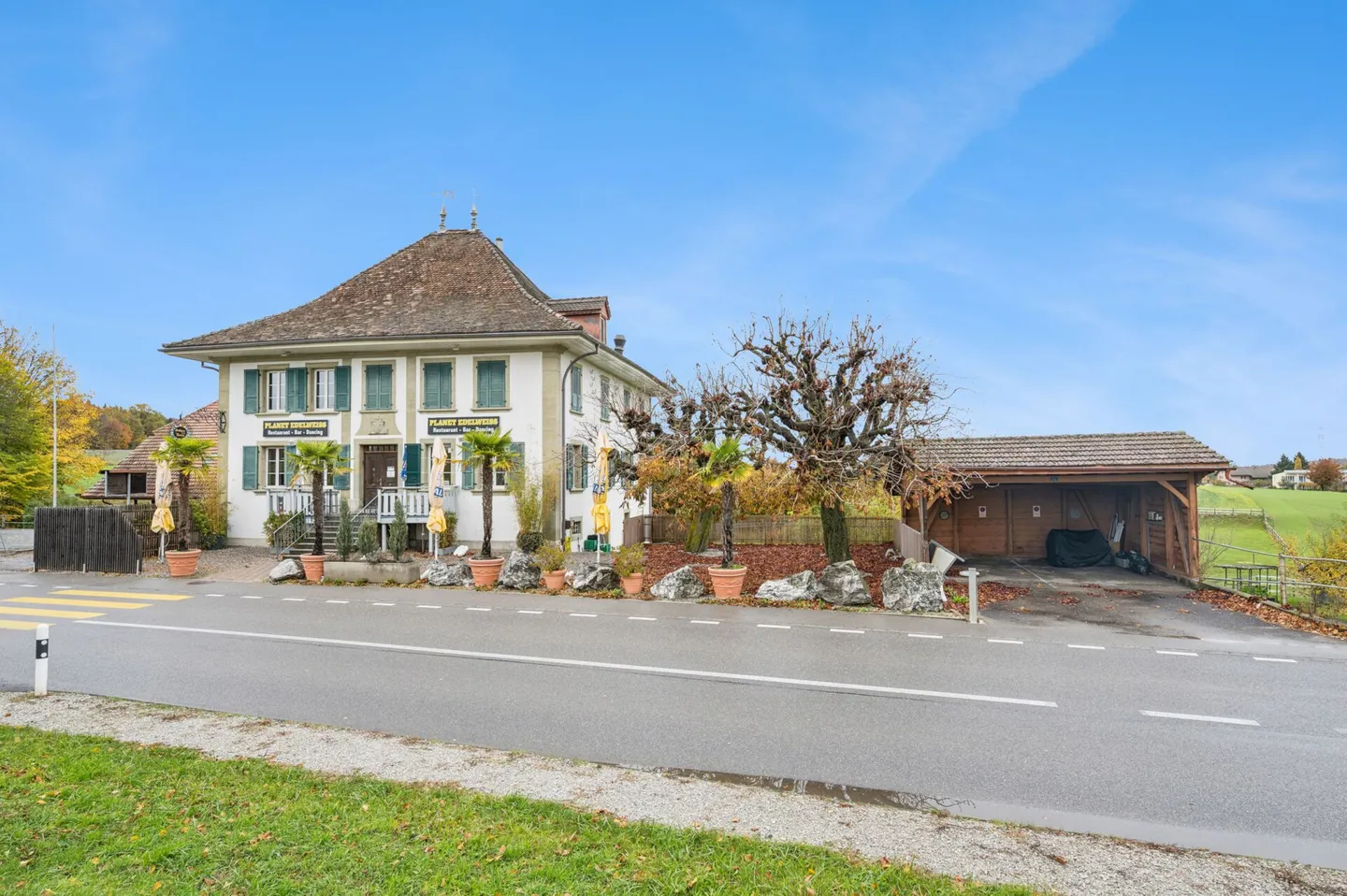 Attractive property with restaurant and large parking area - Photo 11 of 13