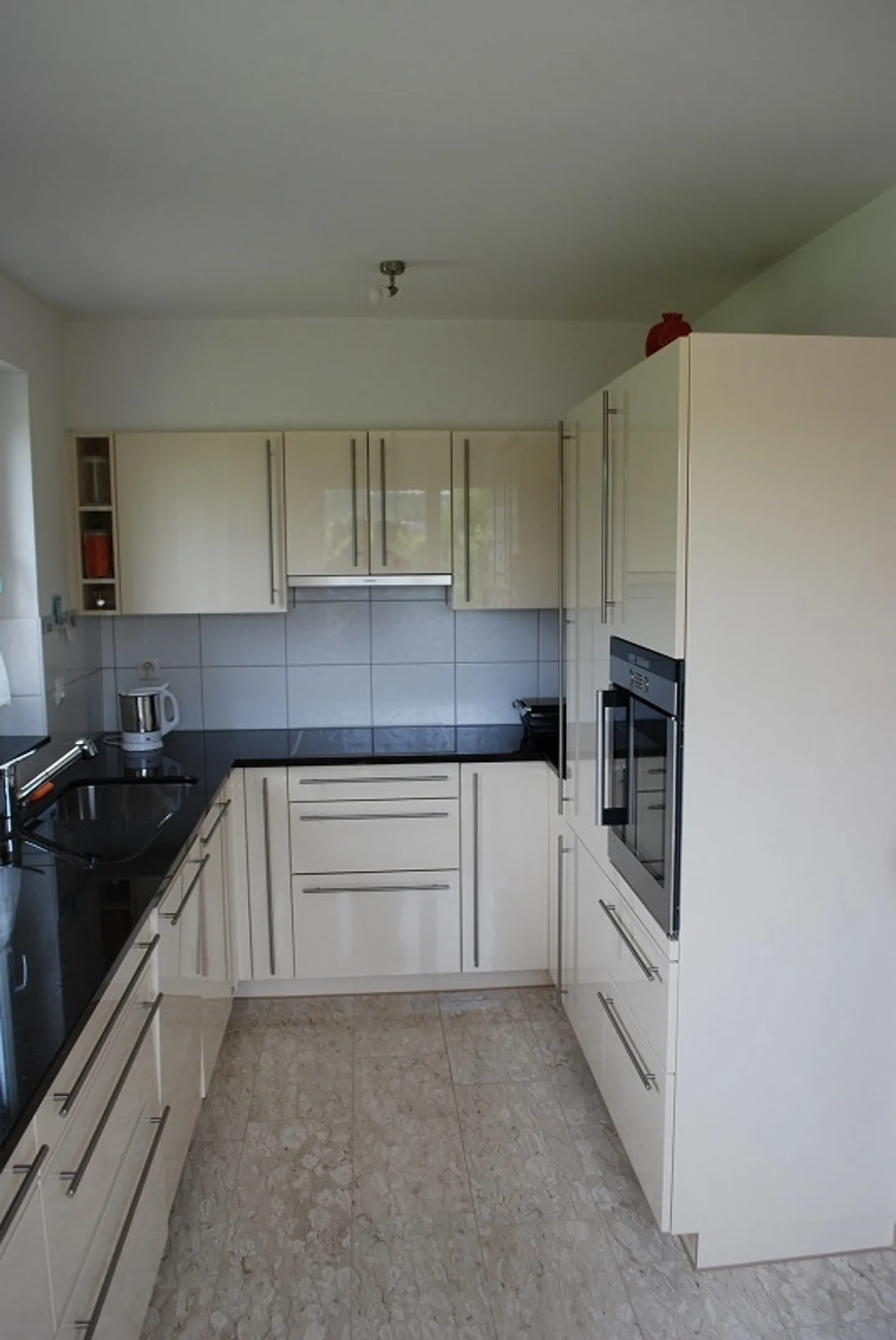 Living in a prime location in Oberwil - Photo 6 of 8