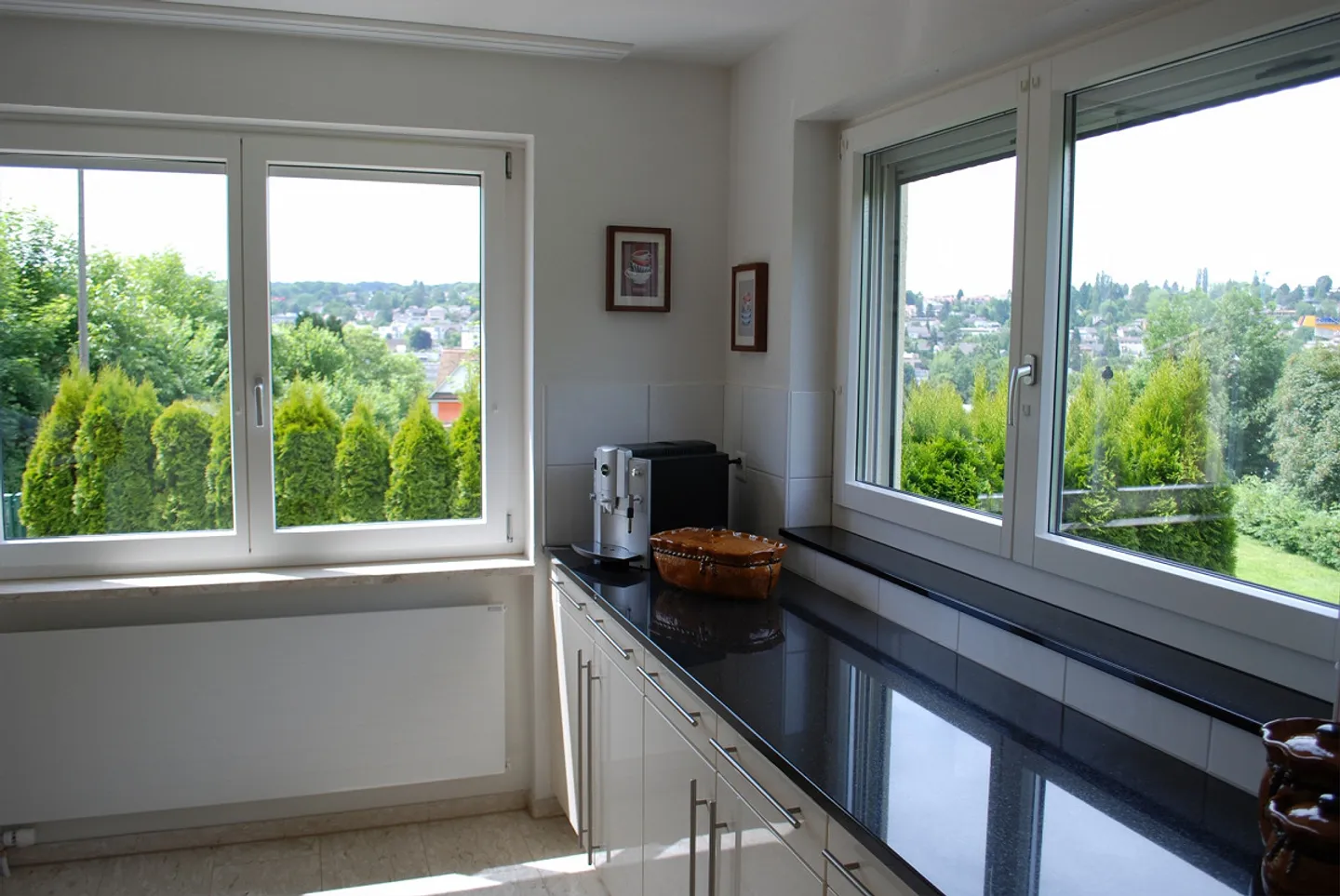 Living in a prime location in Oberwil - Photo 7 of 8