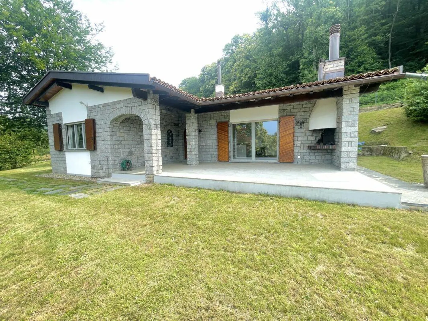 Capriasca, Lopagno: Casa nel verde con prato e bosco - Foto 1 di 14