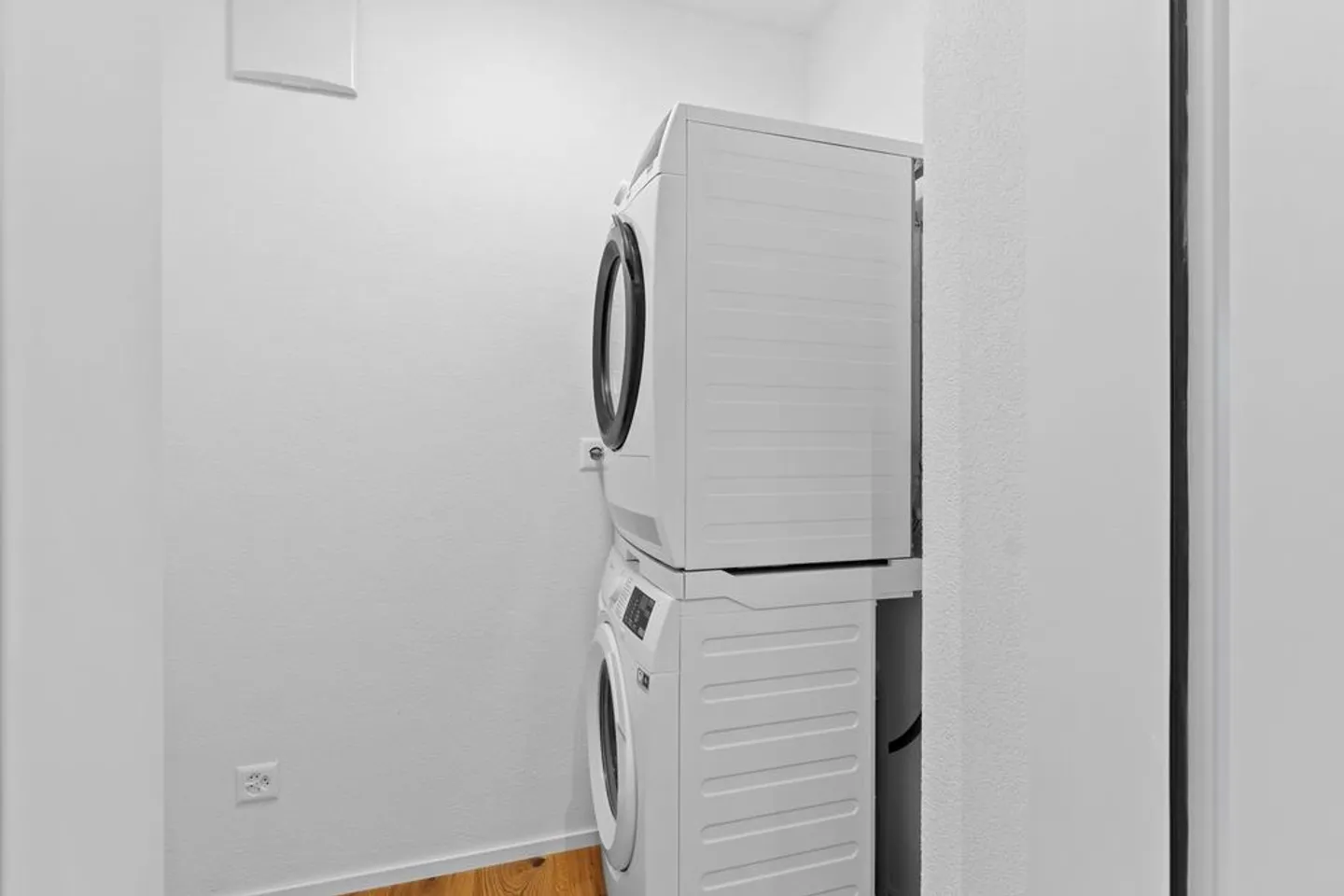 Beautiful 2-5 room apartment with garden seating area - Photo 7 of 7