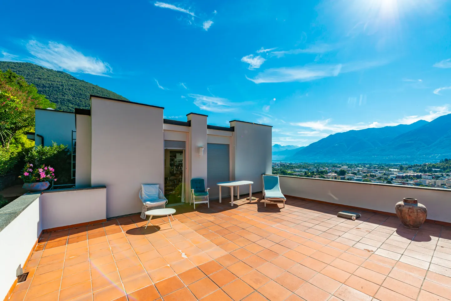 Stunning Villa with Lake View - Photo 5 of 16