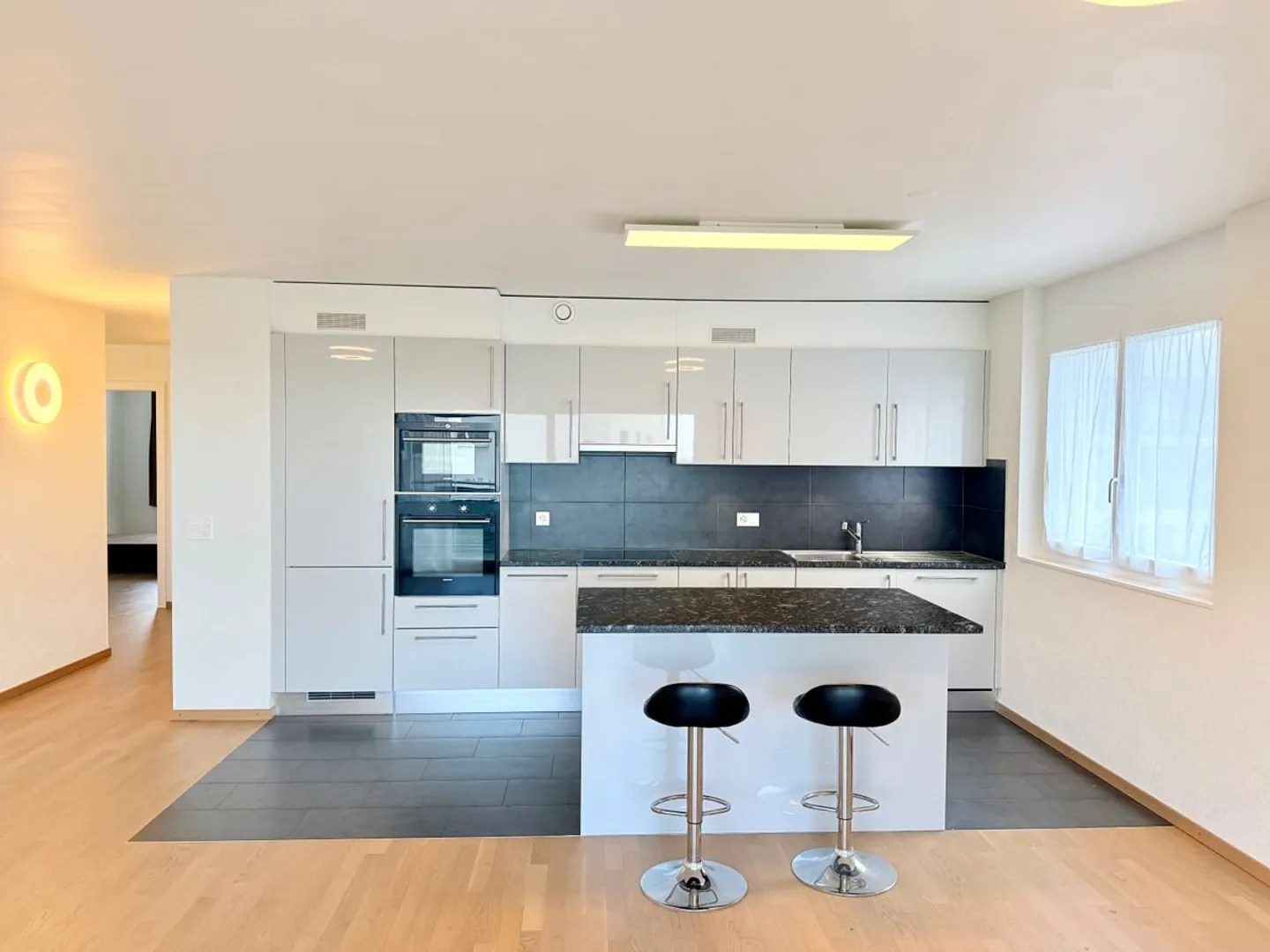 Appartamento moderno di 4,5 stanze con vista sulle Alpi e 2 posti auto - Foto 11 di 13