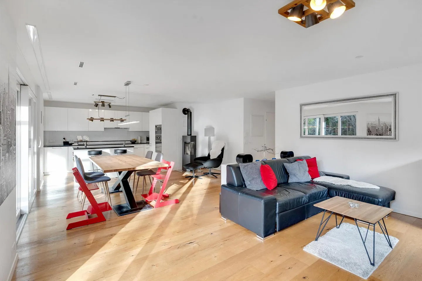 Appartement moderne de 4,5 pièces au centre-ville avec terrasse et jardin - Photo 1 sur 13