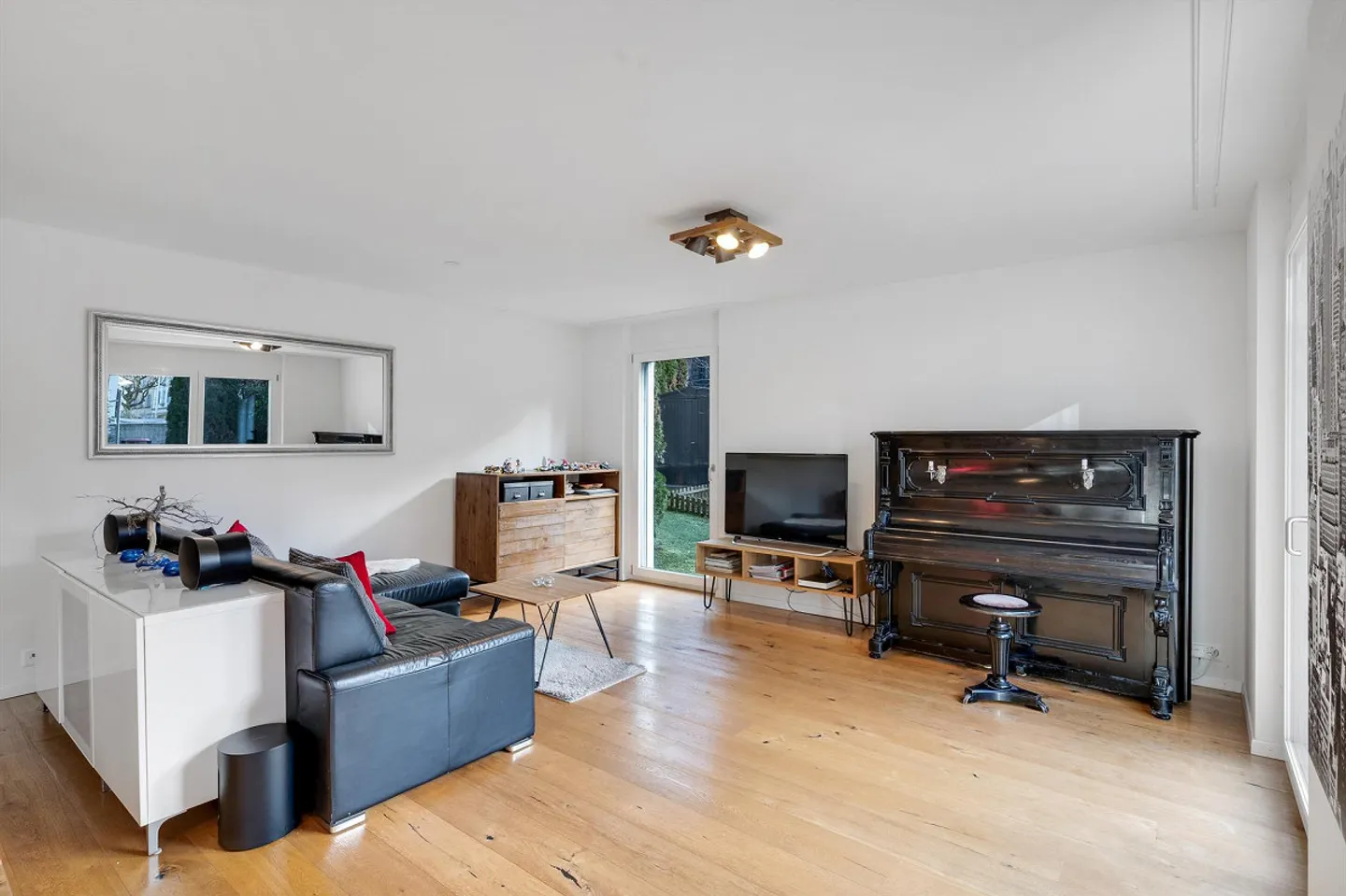 Appartement moderne de 4,5 pièces au centre-ville avec terrasse et jardin - Photo 2 sur 13