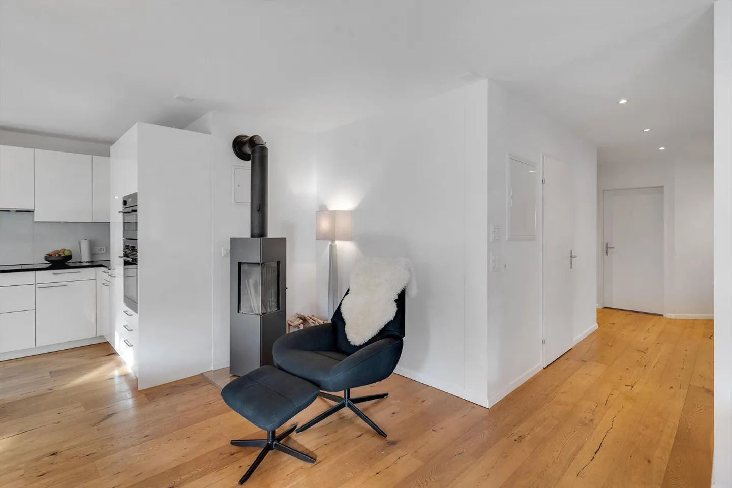 Appartement moderne de 4,5 pièces au centre-ville avec terrasse et jardin - Photo 3 sur 13