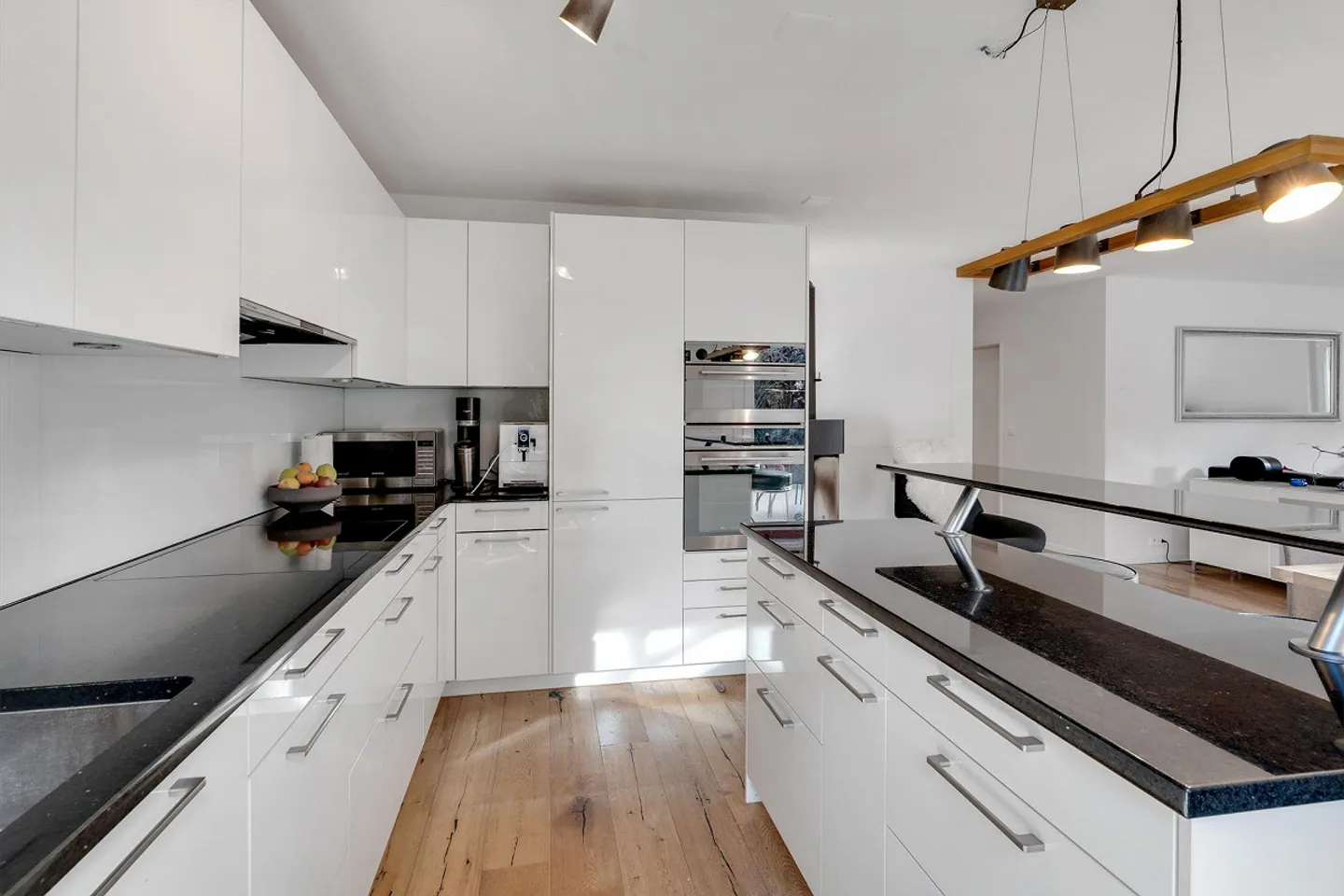 Appartement moderne de 4,5 pièces au centre-ville avec terrasse et jardin - Photo 4 sur 13