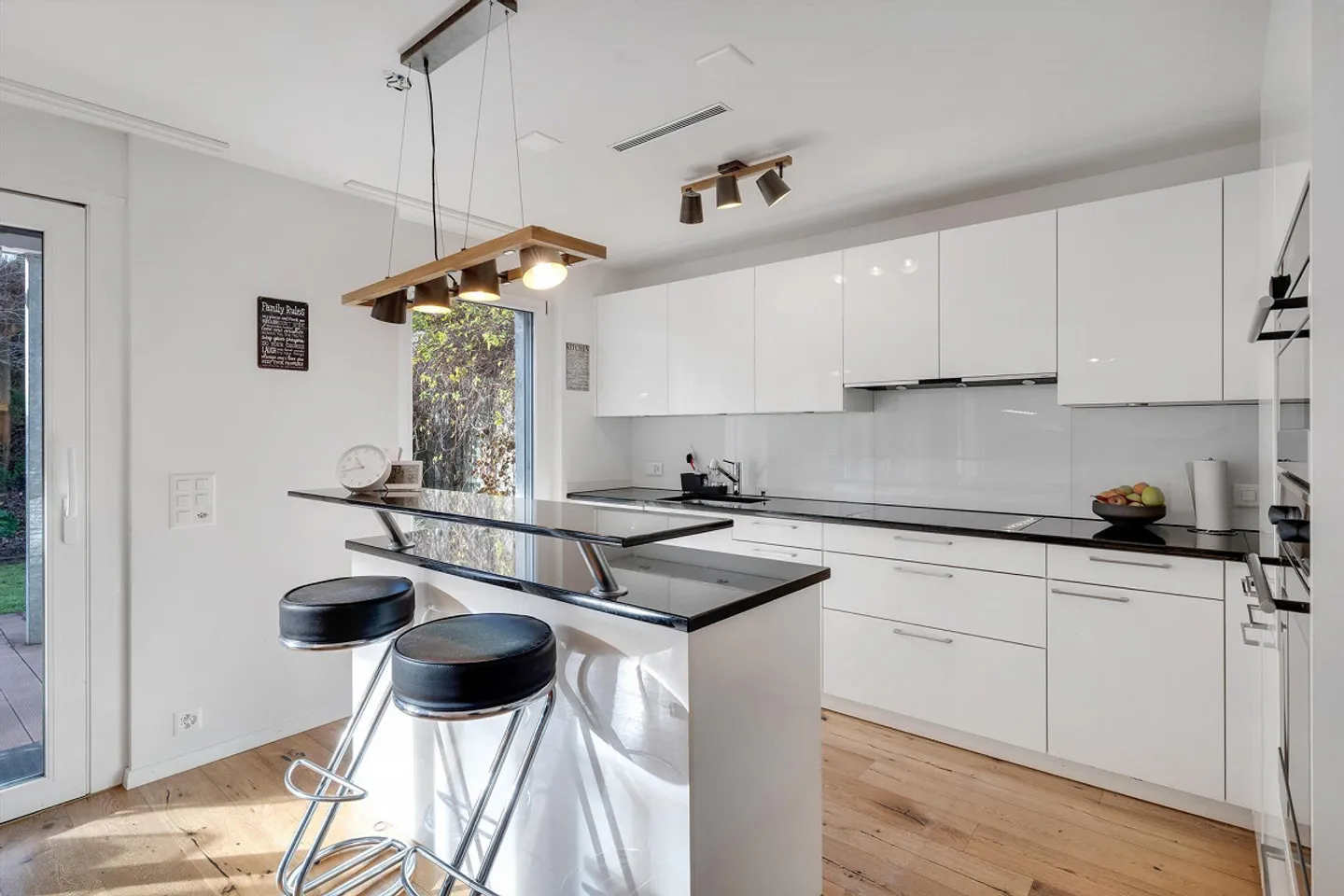 Appartement moderne de 4,5 pièces au centre-ville avec terrasse et jardin - Photo 5 sur 13