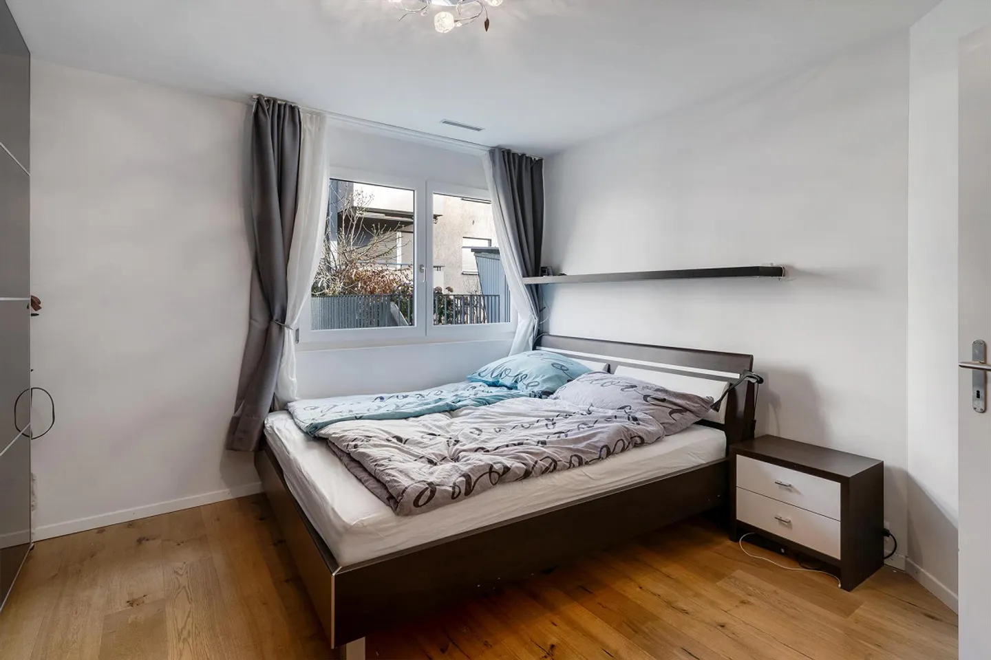 Appartement moderne de 4,5 pièces au centre-ville avec terrasse et jardin - Photo 6 sur 13