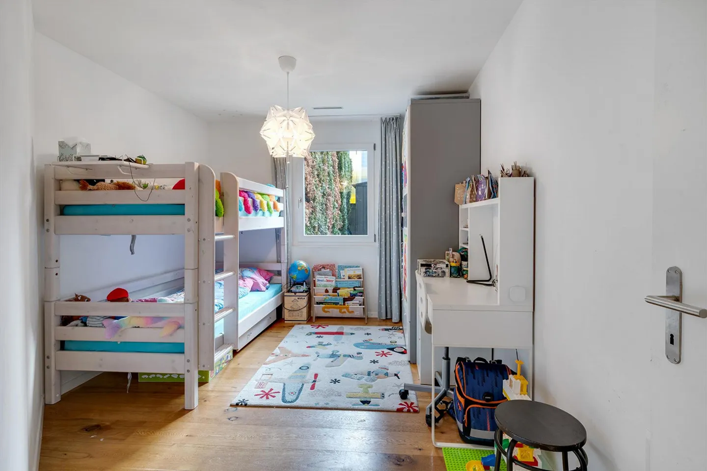 Appartement moderne de 4,5 pièces au centre-ville avec terrasse et jardin - Photo 7 sur 13