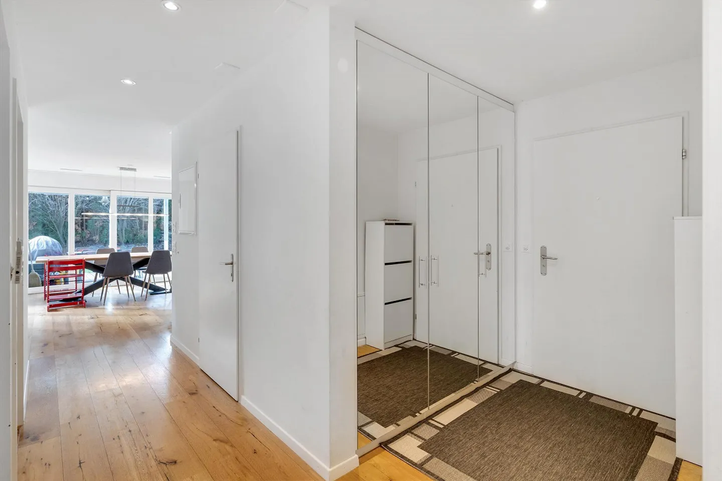 Appartement moderne de 4,5 pièces au centre-ville avec terrasse et jardin - Photo 9 sur 13