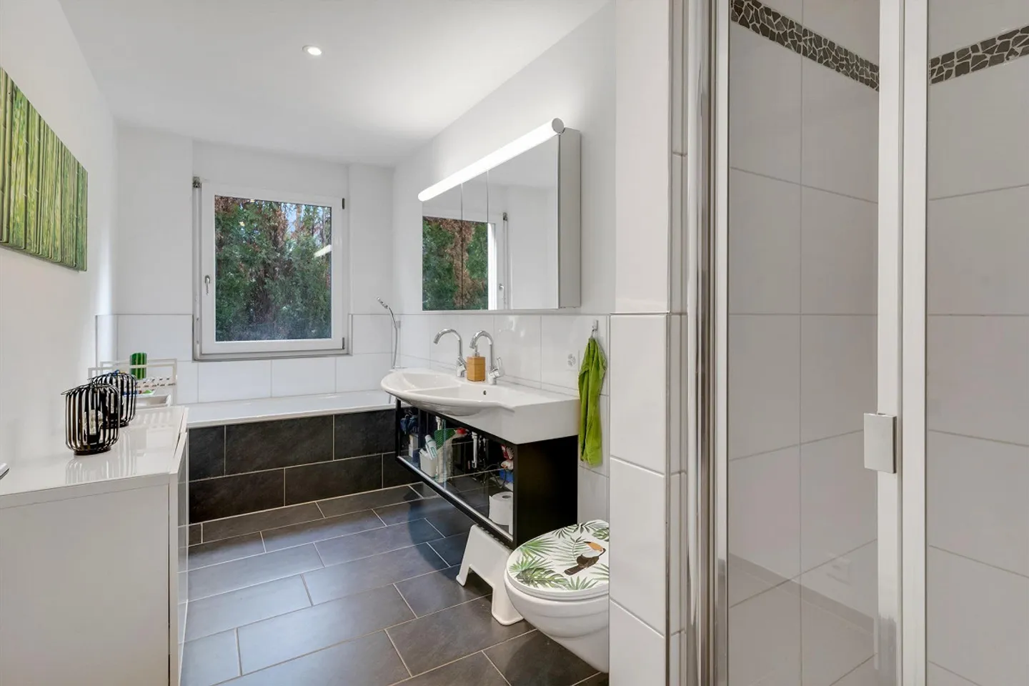 Appartement moderne de 4,5 pièces au centre-ville avec terrasse et jardin - Photo 10 sur 13