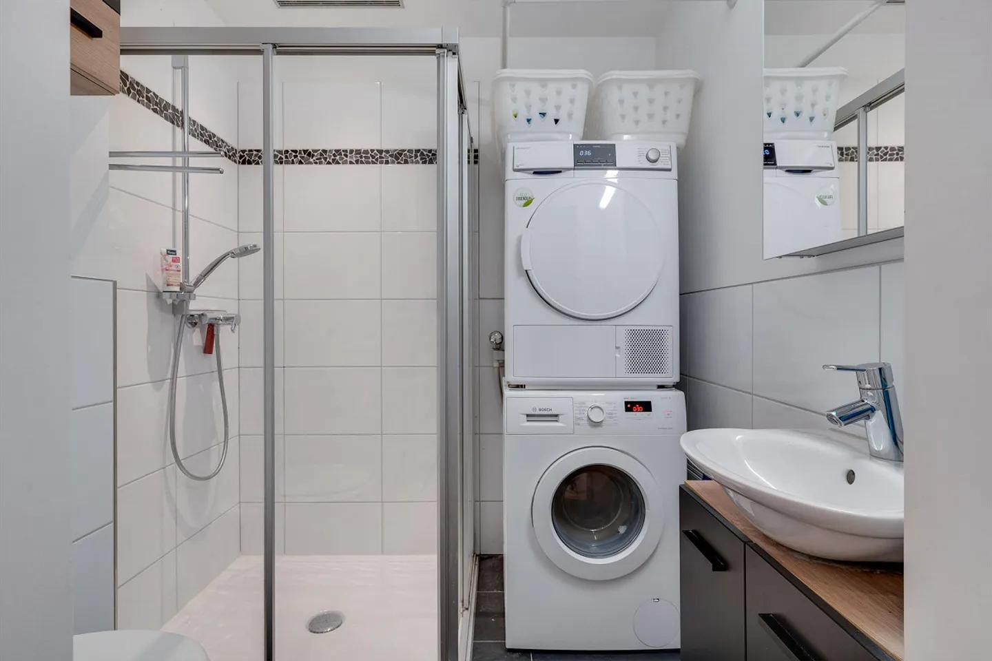 Appartement moderne de 4,5 pièces au centre-ville avec terrasse et jardin - Photo 11 sur 13